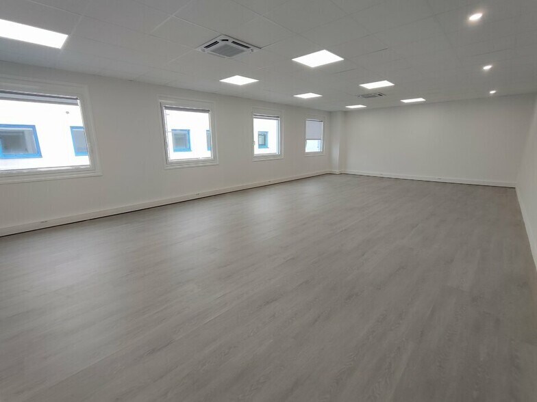 Office in Saint-Quentin-Fallavier for sale - Interior Photo - Image 1 of 7
