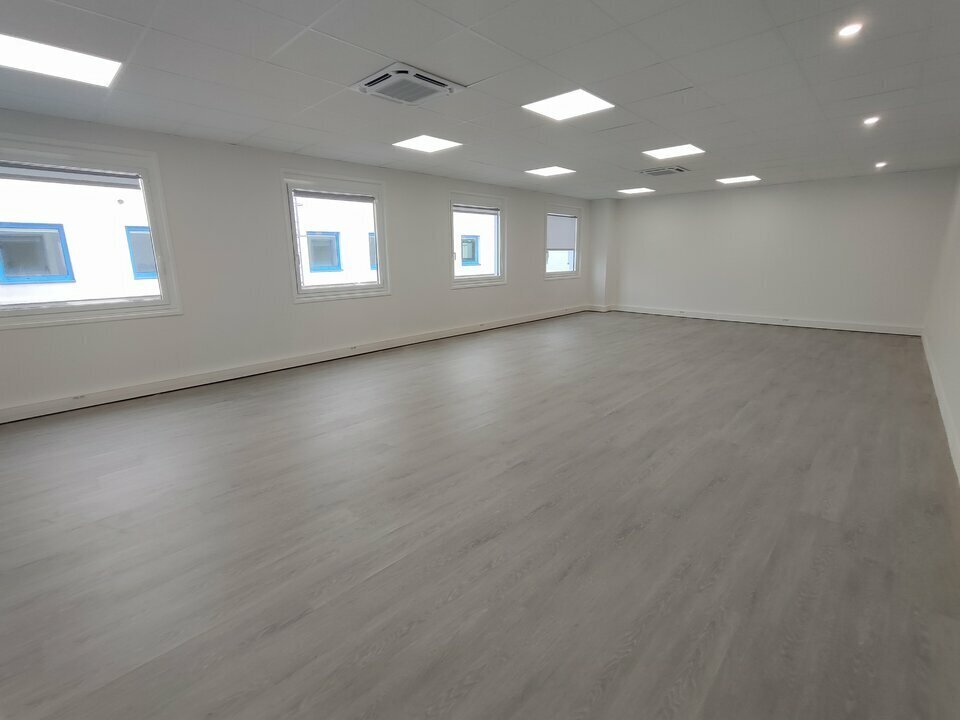 Office in Saint-Quentin-Fallavier for sale Interior Photo- Image 1 of 8