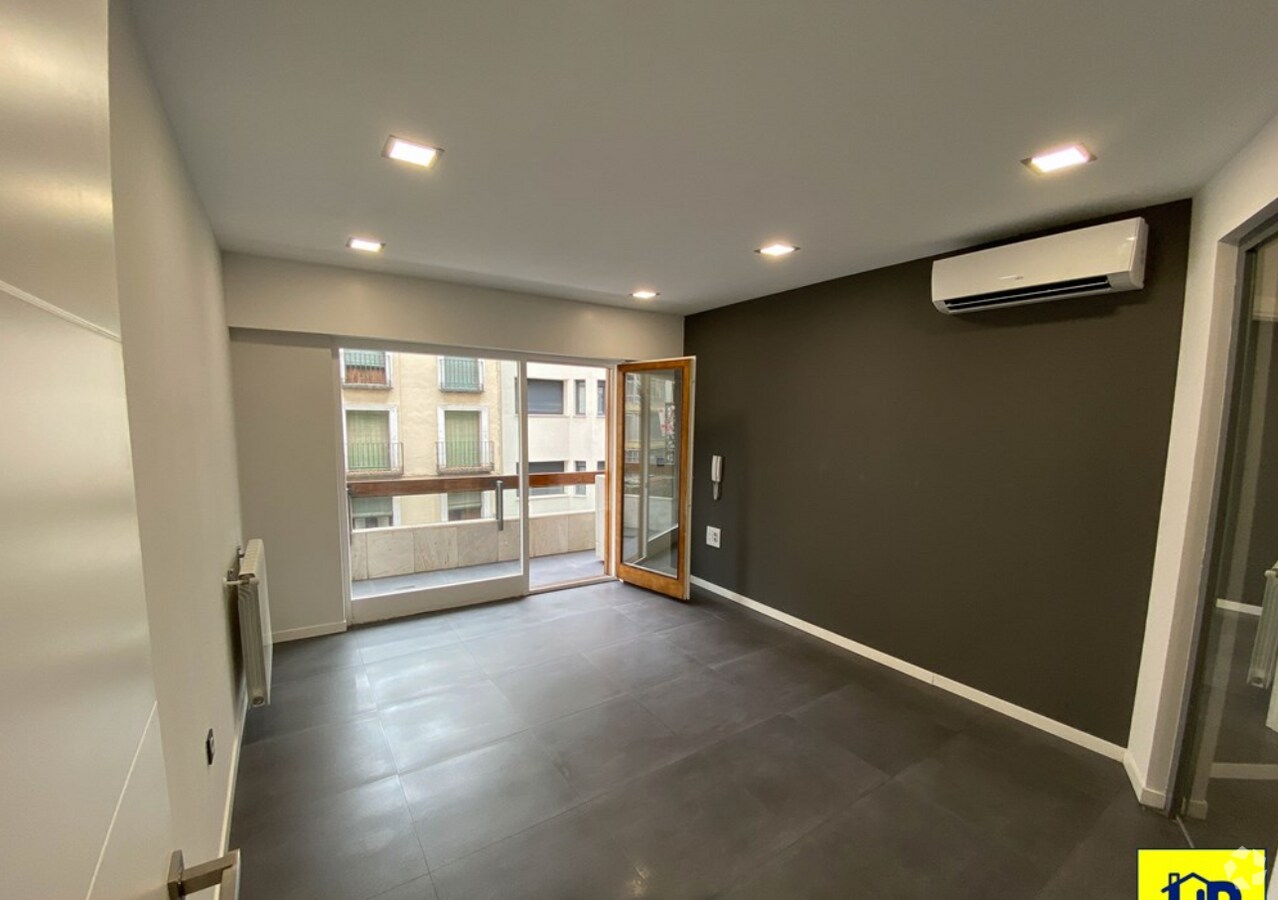 Cuenca, CUE 16002 - Unit D - - Interior Photo - Image 2 of 9