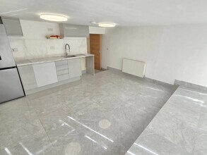 122-122A Finchley Rd, London to rent Interior Photo- Image 2 of 14