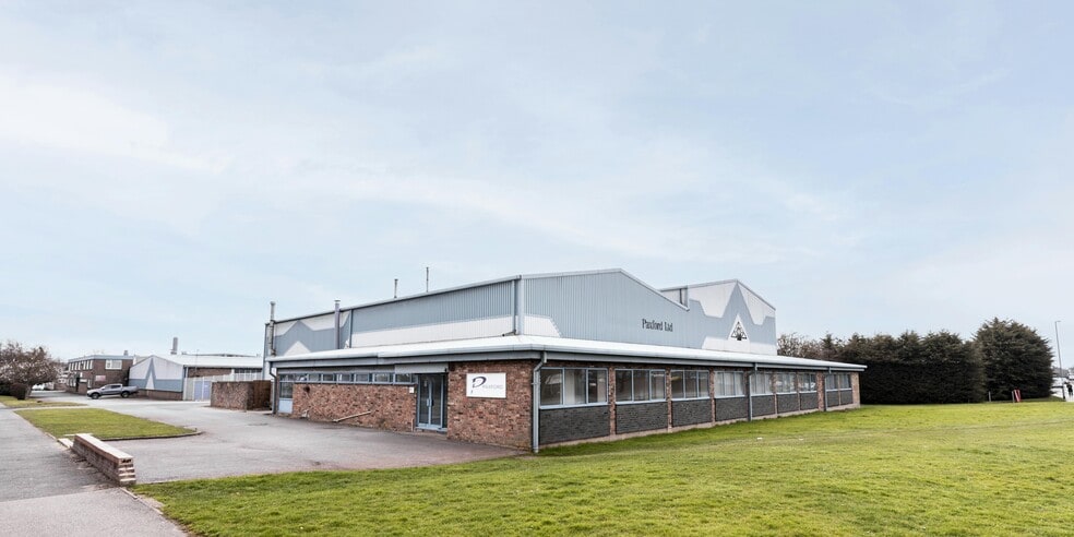 4 Redwongs Way, Huntingdon to rent - Building Photo - Image 2 of 11