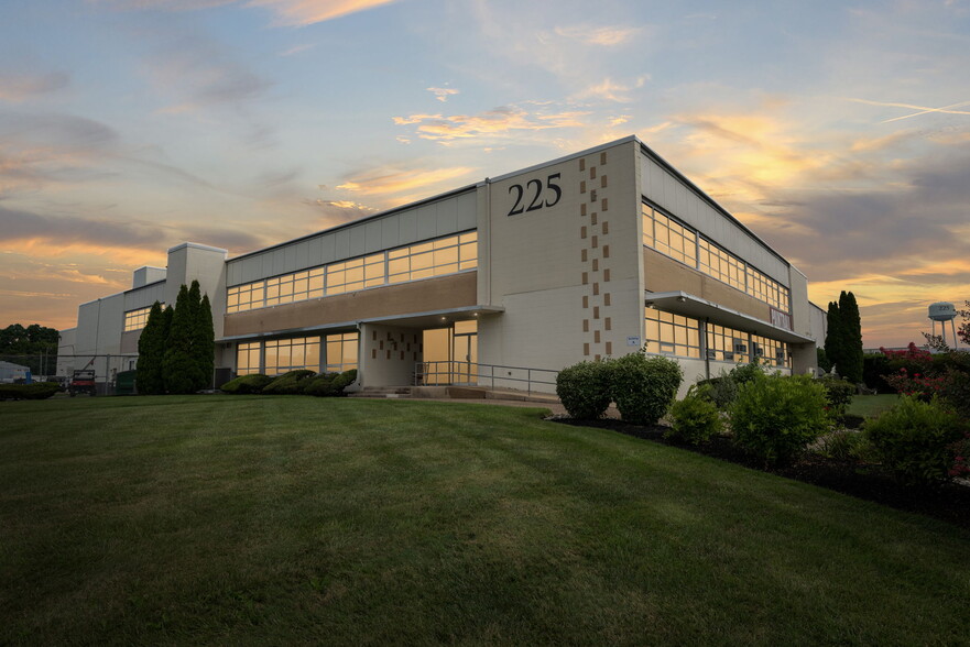 225 Lincoln Hwy, Fairless Hills, PA for sale - Building Photo - Image 1 of 1