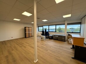 Light Industrial in Taverny to rent Interior Photo- Image 2 of 20