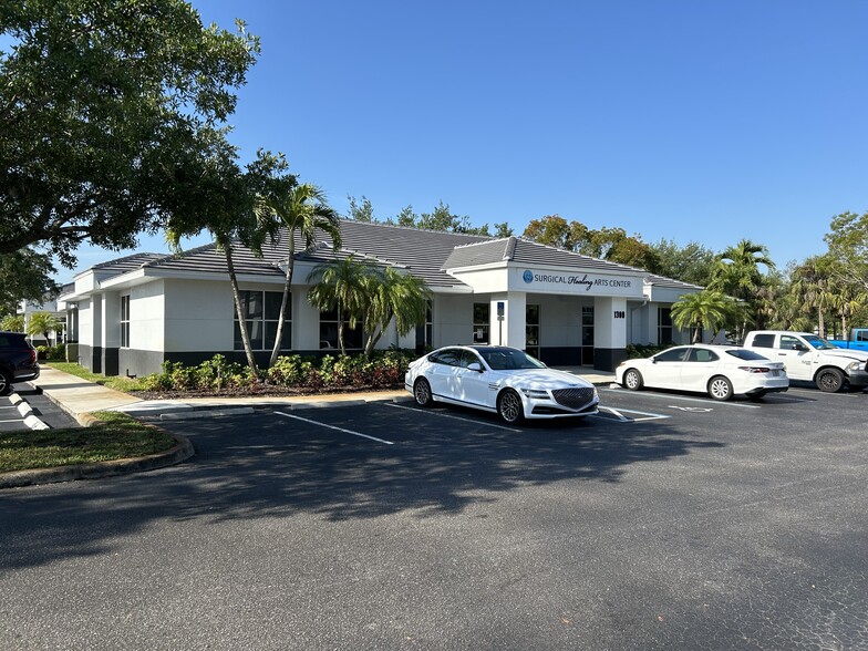 6150 Diamond Centre Ct, Fort Myers, FL for rent - Building Photo - Image 1 of 6