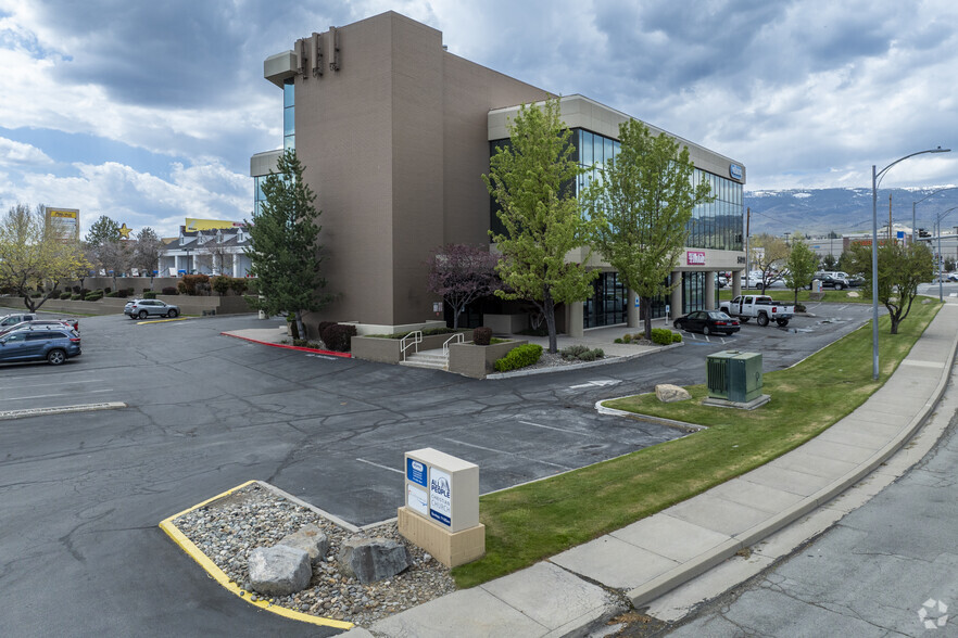 5011 Meadowood Mall Cir, Reno, NV for rent - Building Photo - Image 3 of 15