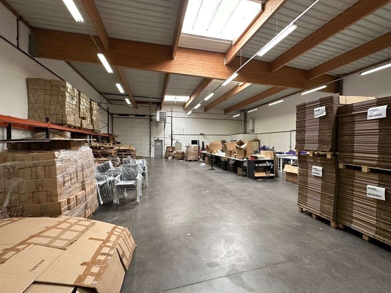 Industrial in Décines-Charpieu to rent - Interior Photo - Image 3 of 7