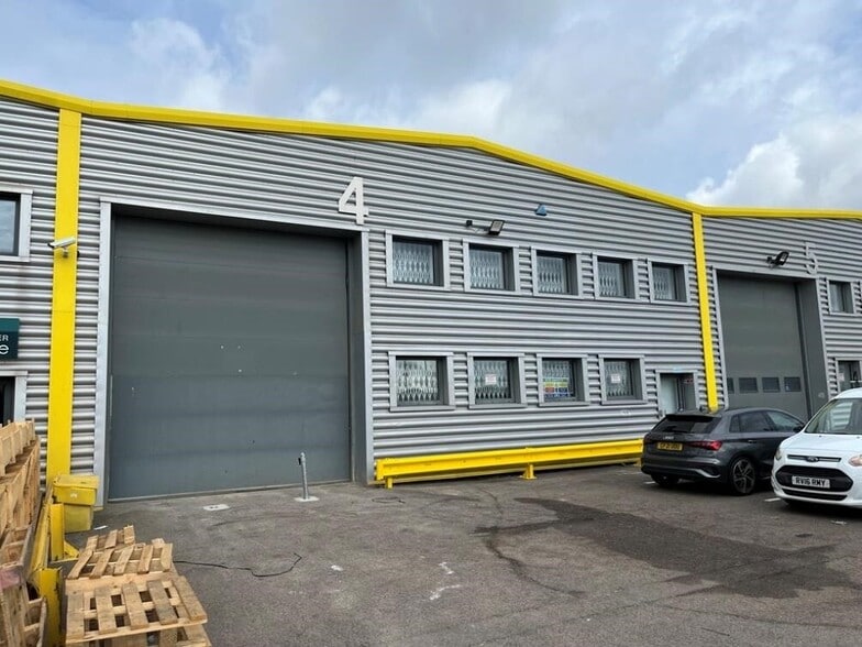 Cody Rd, London to rent - Building Photo - Image 2 of 7