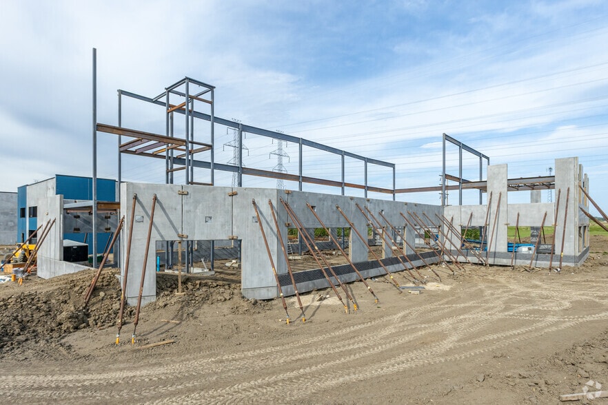 5003 28 St NW, Edmonton, AB for sale - Primary Photo - Image 1 of 3