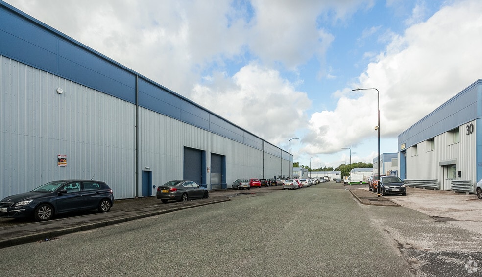 Long Wood Rd, Manchester to rent - Building Photo - Image 3 of 9