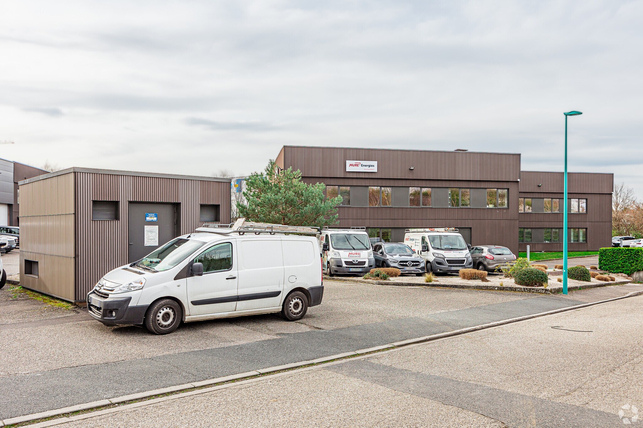 Light Industrial in Dardilly to rent Primary Photo- Image 1 of 3