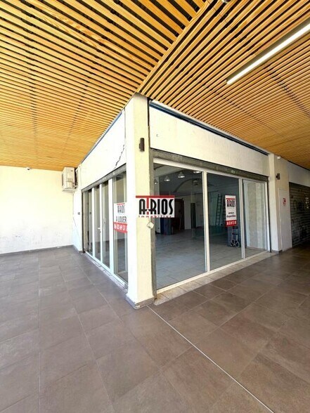 Retail in Hyères to rent - Building Photo - Image 2 of 5