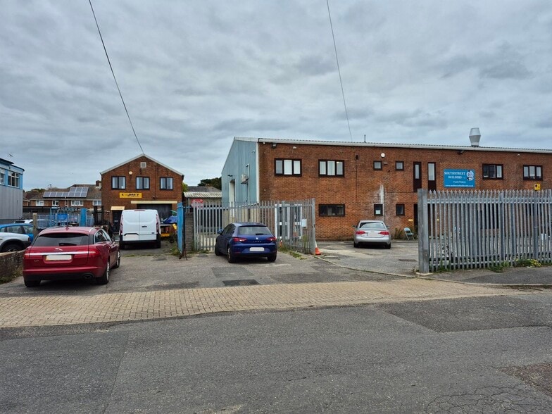 Gore Rd, New Milton to rent - Building Photo - Image 1 of 1