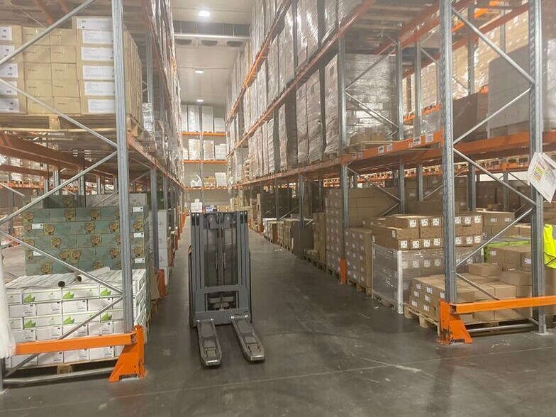 Light Industrial in Heyrieux to rent - Interior Photo - Image 2 of 4