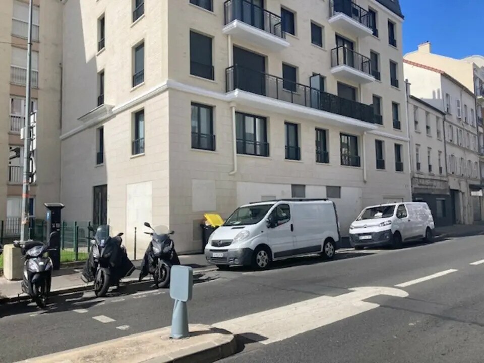 Retail in Asnières-sur-Seine to rent Building Photo- Image 1 of 7
