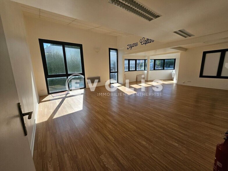 Office in Chatenay Malabry to rent - Interior Photo - Image 1 of 10