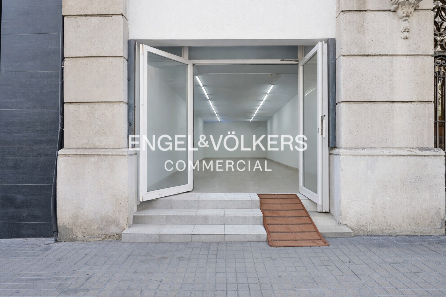 Retail in Barcelona, Barcelona to rent Primary Photo- Image 1 of 5
