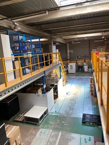 Light Industrial in Vitrolles to rent - Interior Photo - Image 3 of 4