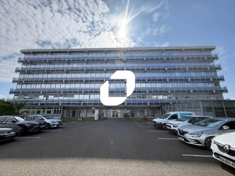 Office in Osny to rent - Building Photo - Image 1 of 40