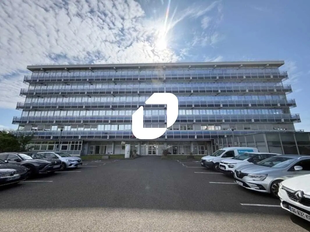 Office in Osny to rent Building Photo- Image 1 of 41