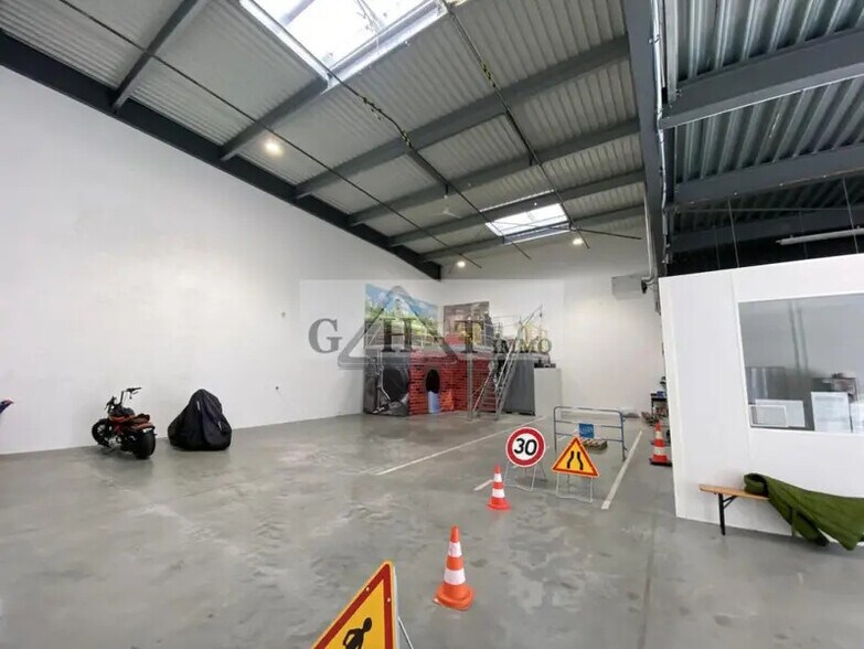 Industrial in Villeneuve-la-Garenne to rent - Interior Photo - Image 3 of 12
