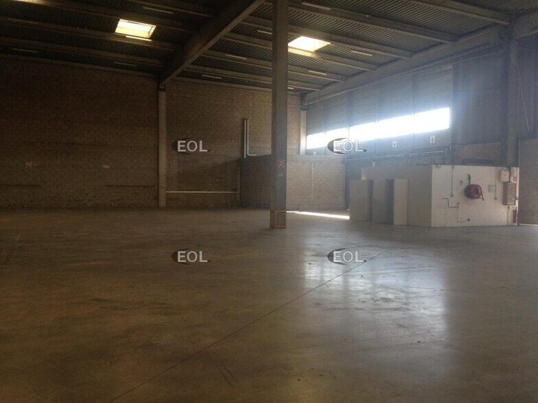 Industrial in Combs-la-Ville to rent - Interior Photo - Image 2 of 3