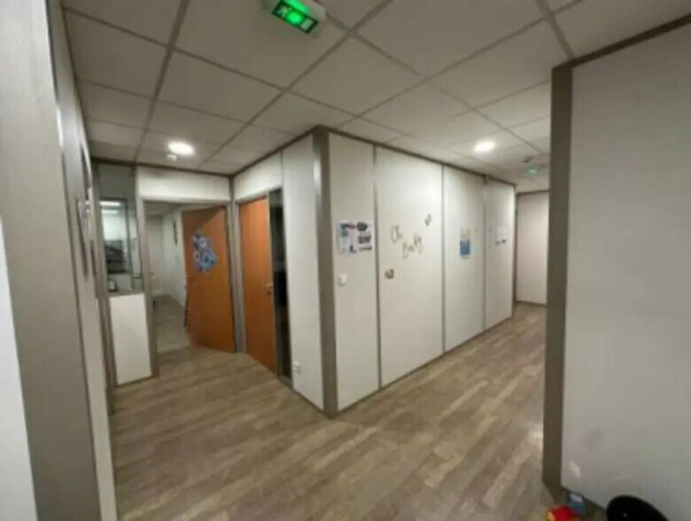 Office in Limas to rent - Interior Photo - Image 1 of 3