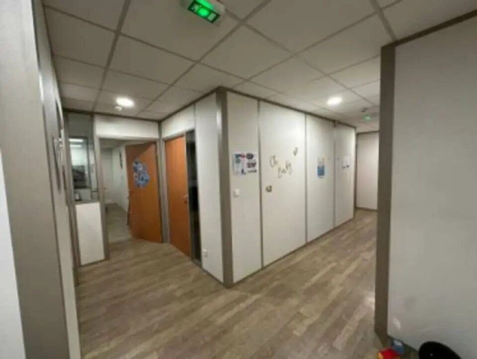 Office in Limas to rent Interior Photo- Image 1 of 4