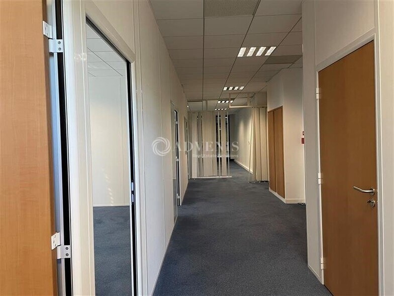 3 Boulevard Jean Moulin, Élancourt to rent - Interior Photo - Image 3 of 5
