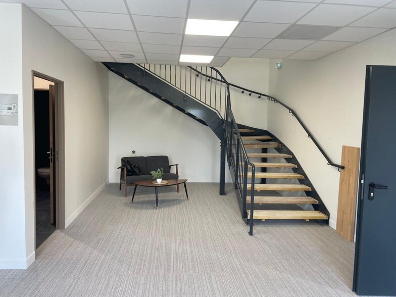 Industrial in Bondy to rent - Lobby - Image 3 of 8
