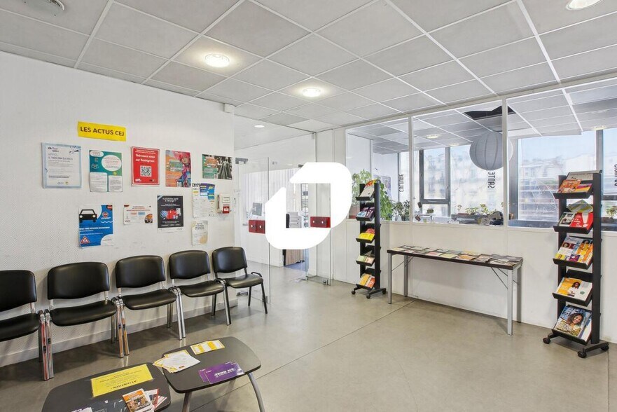 Office in Montreuil to rent - Lobby - Image 3 of 14