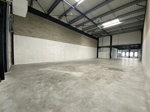 Light Industrial in Neuville-sur-Oise to rent Interior Photo- Image 2 of 12