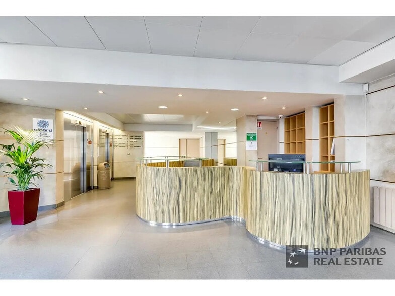 17 Place De La Résistance, Issy-les-Moulineaux to rent - Building Photo - Image 3 of 21