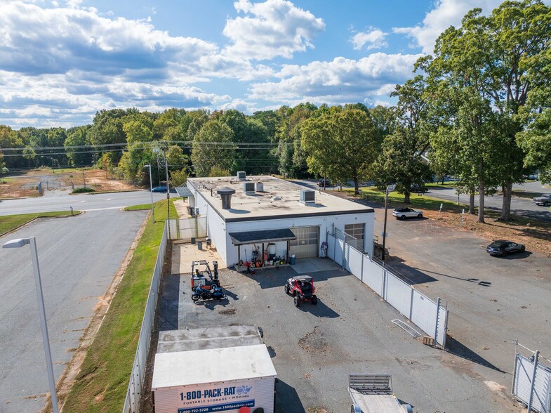 10501 Monroe Rd, Matthews, NC for rent - Building Photo - Image 3 of 15