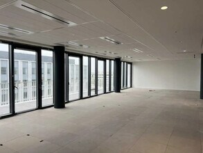 Office in Montigny-le-Bretonneux to rent Interior Photo- Image 2 of 10