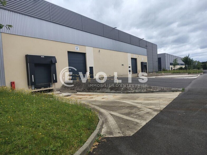Light Industrial in Sucy-en-Brie to rent - Building Photo - Image 2 of 9