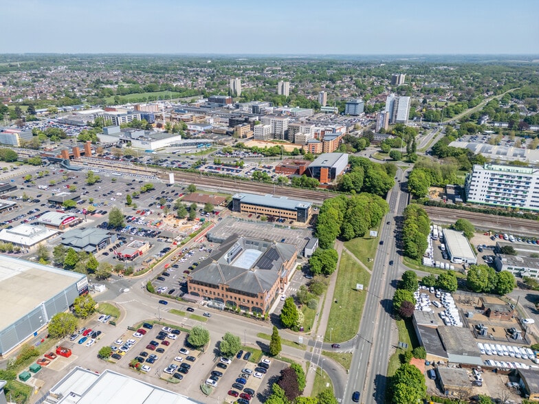 Kings Way, Stevenage to rent - Building Photo - Image 3 of 4