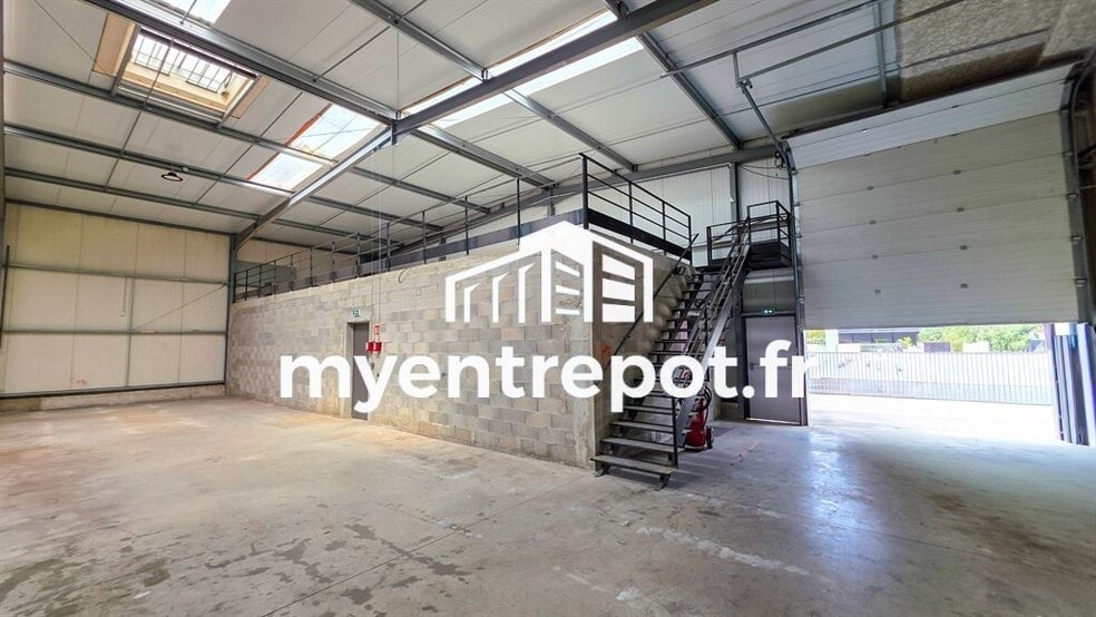 Light Industrial in ROQUEFORT LA BEDOULE to rent - Interior Photo - Image 3 of 8