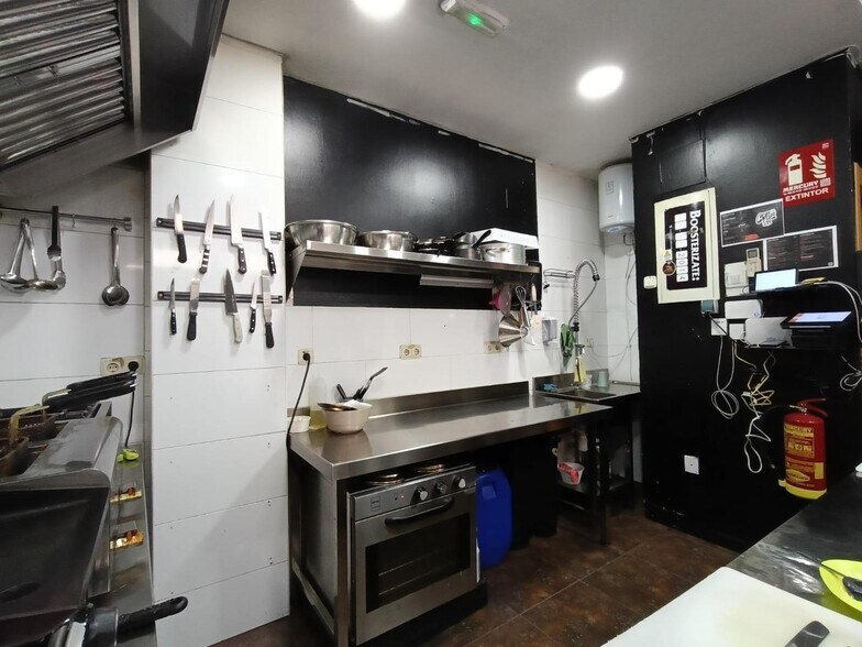Retail in Granada to rent - Interior Photo - Image 3 of 7