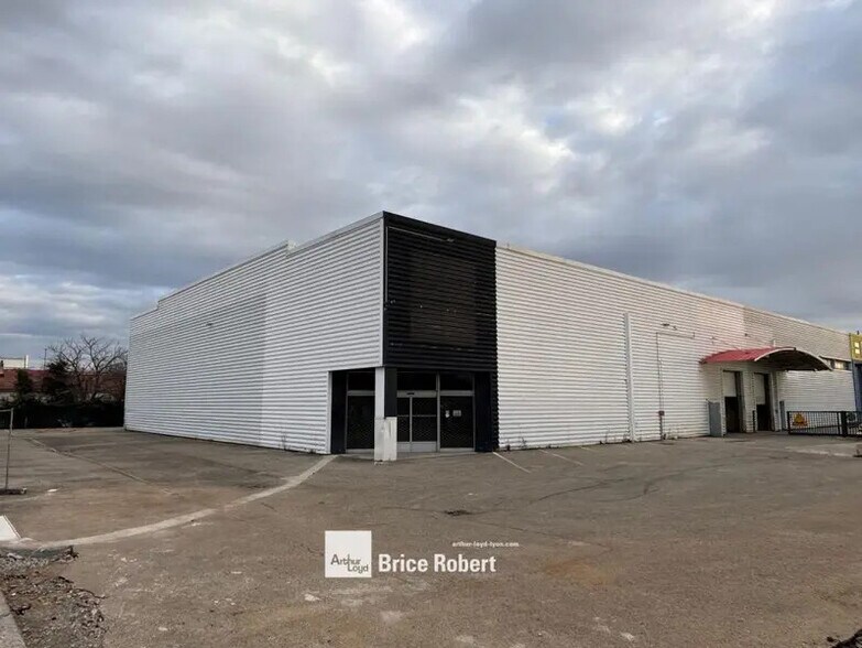 Light Industrial in Vaulx-en-Velin to rent - Building Photo - Image 1 of 8