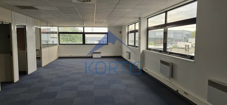 Office in Decines Charpieu to rent Interior Photo- Image 1 of 9