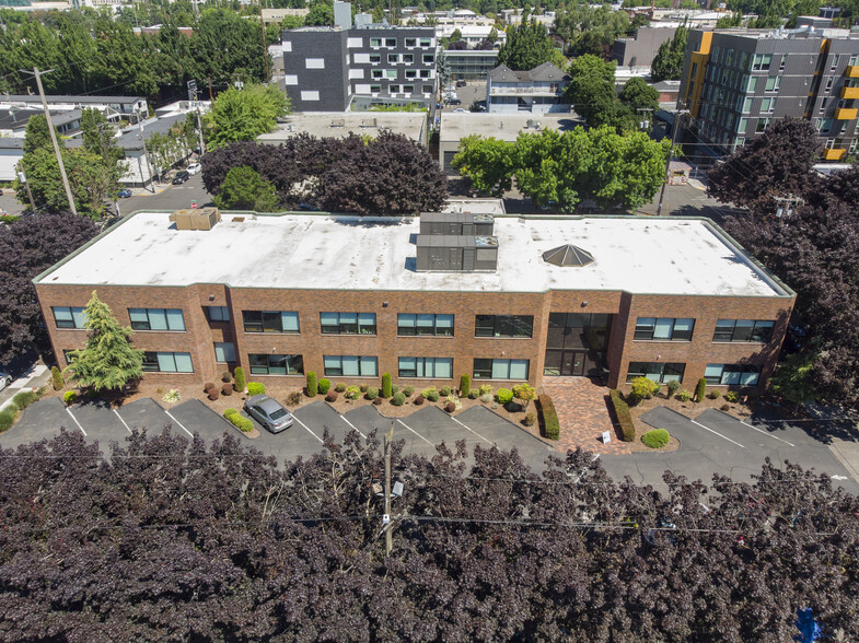 975 SE Sandy Blvd, Portland, OR for rent - Building Photo - Image 1 of 38