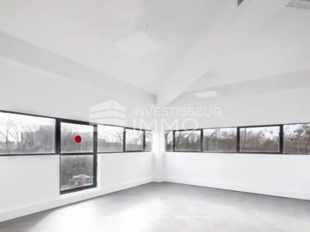 Office in Saint-Denis to rent Interior Photo- Image 1 of 5