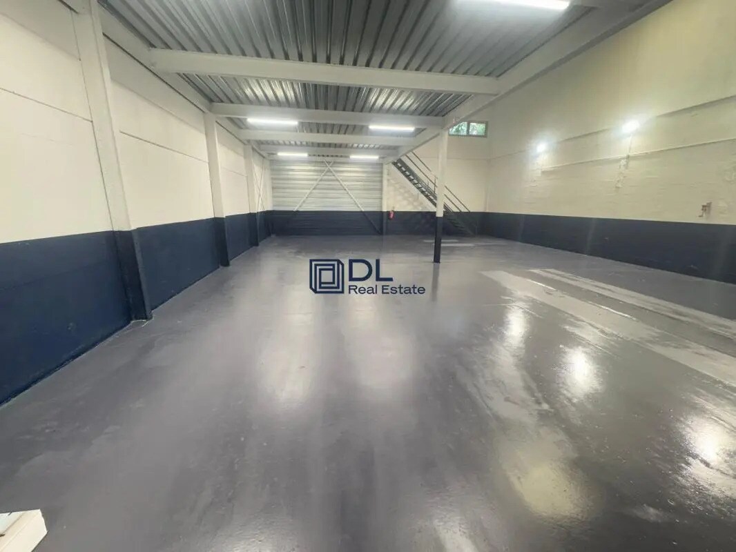 Light Industrial in Orly for sale Interior Photo- Image 1 of 10