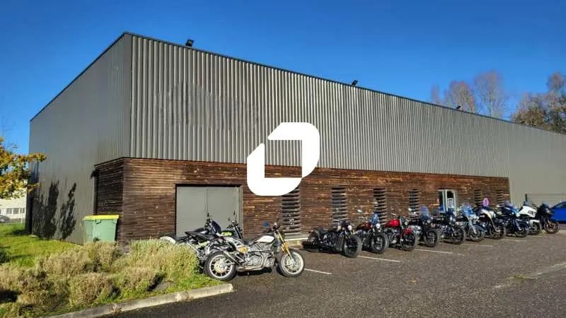 Location Commerce 700 m² - Photo 1