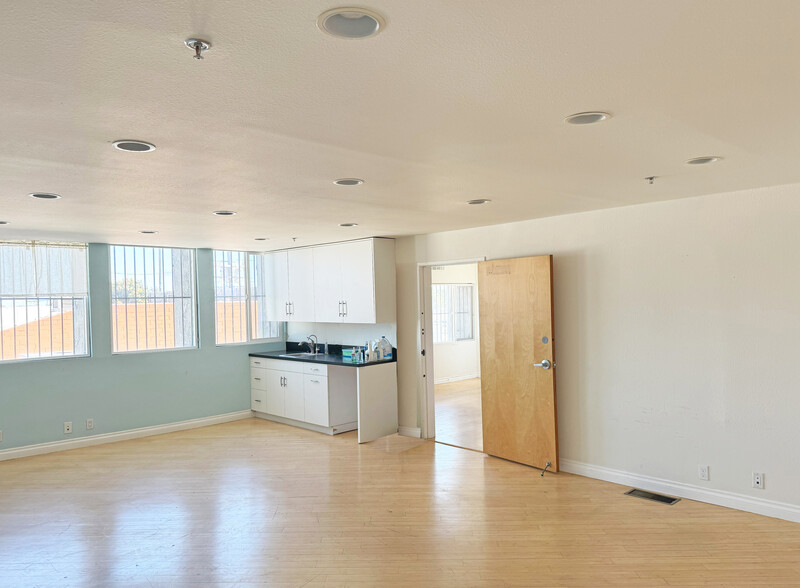 2034 Cotner Ave, Los Angeles, CA for rent - Interior Photo - Image 2 of 15