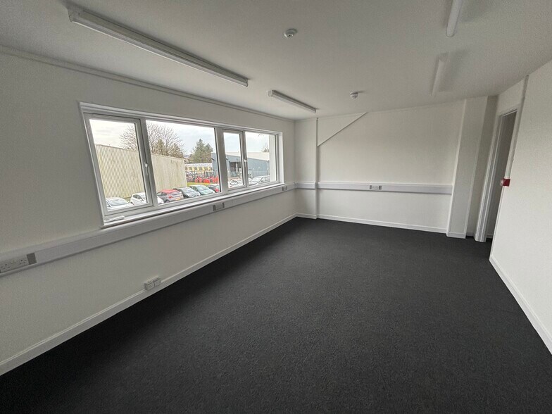 Kestrel Clos, Bridgend to rent - Interior Photo - Image 3 of 5