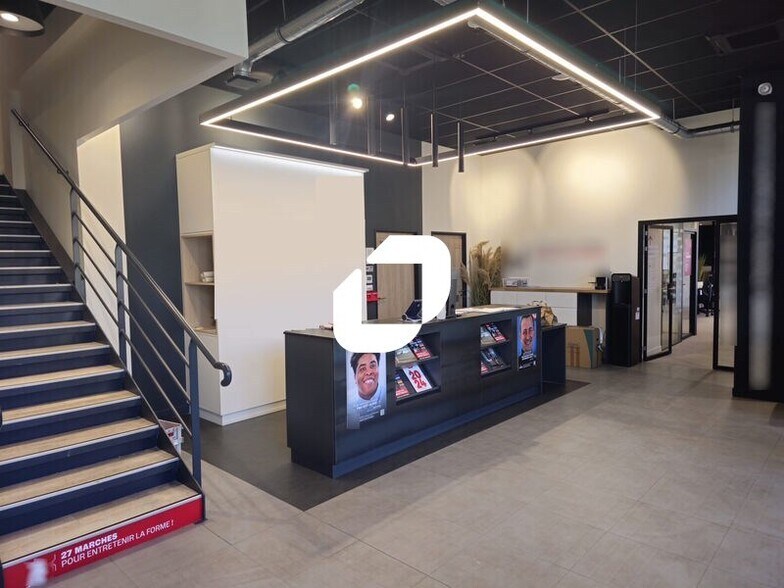 Office in Tremblay-en-France to rent - Building Photo - Image 1 of 13