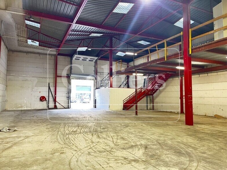 Light Industrial in Marseille to rent - Interior Photo - Image 2 of 11