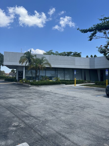 13595-8521 S Dixie Hwy, Pinecrest, FL for rent - Building Photo - Image 1 of 15