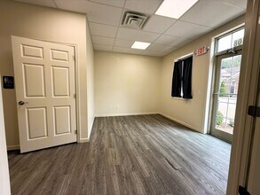 400 Old Forge Ln, Kennett Square, PA to rent Interior Photo- Image 2 of 10